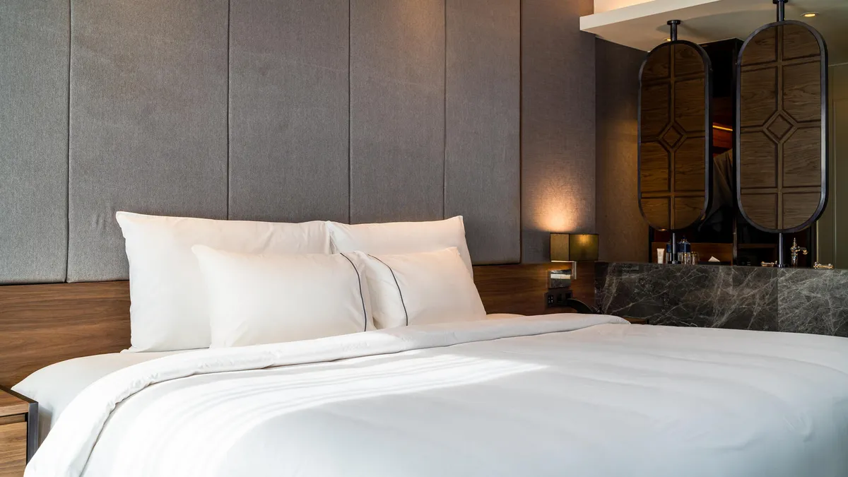 Which Luxury Hotel Pillow Designs Suit Side or Back Sleepers?